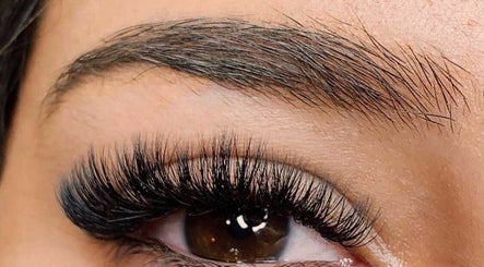 YV LASHES & BROWS صورة 2