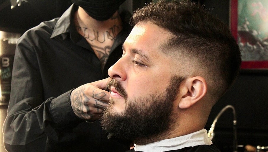 Cliente recibiendo corte de barba en London Barber’s Spa, Tijuana, Baja California, MX.