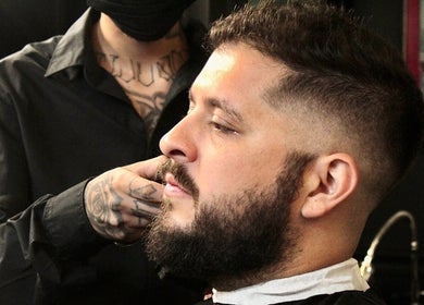 Cliente recibiendo corte de barba en London Barber’s Spa, Tijuana, Baja California, MX.