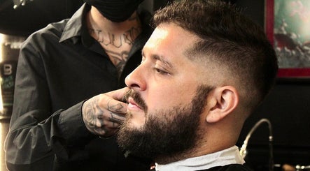 Cliente recibiendo corte de barba en London Barber’s Spa, Tijuana, Baja California, MX.