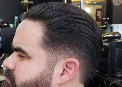 Peinado pulido en London Barber’s Spa, Tijuana, Baja California, MX. Estilo moderno y sofisticado.