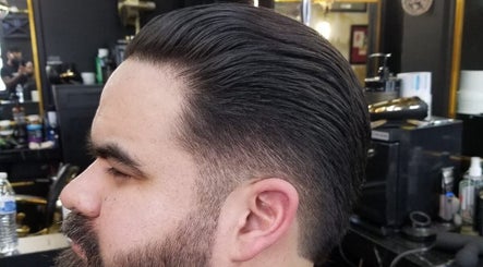 Peinado pulido en London Barber’s Spa, Tijuana, Baja California, MX. Estilo moderno y sofisticado.