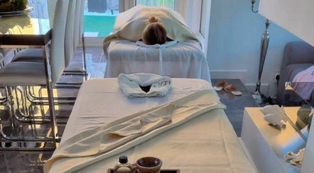 Oam the Therapist Home Spa & Home Massage Service in Dubai afbeelding 2