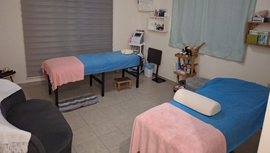 Sala de masajes en Clinic Spa by Diana Zamorano, Boca del Río, Veracruz, MX con camillas dobles.