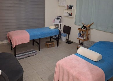 Sala de masajes en Clinic Spa by Diana Zamorano, Boca del Río, Veracruz, MX con camillas dobles.