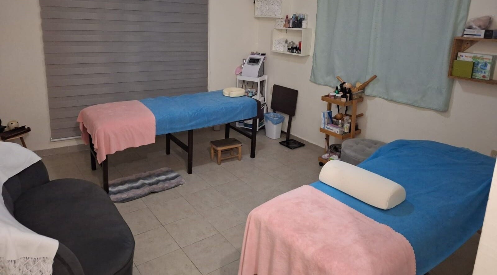 Sala de masajes en Clinic Spa by Diana Zamorano, Boca del Río, Veracruz, MX con camillas dobles.