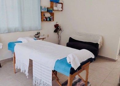 Sala de masaje en Clinic Spa by Diana Zamorano, Boca del Río, Veracruz, MX, con cama de masaje y decoración relajante.