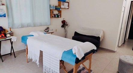 Sala de masaje en Clinic Spa by Diana Zamorano, Boca del Río, Veracruz, MX, con cama de masaje y decoración relajante.