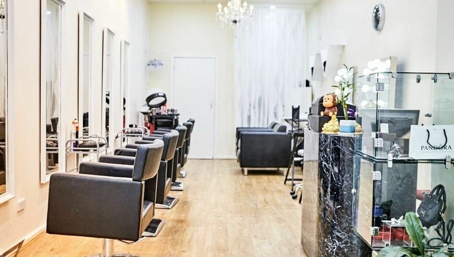 Madam Rouge Salon, bilde 1