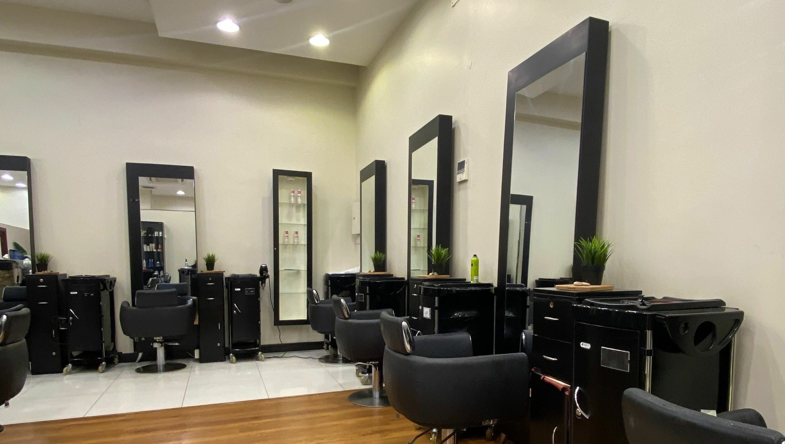Modern styling stations at Senyourah Salon Al Routha الروضة, Riyadh, Riyadh Province, SA.