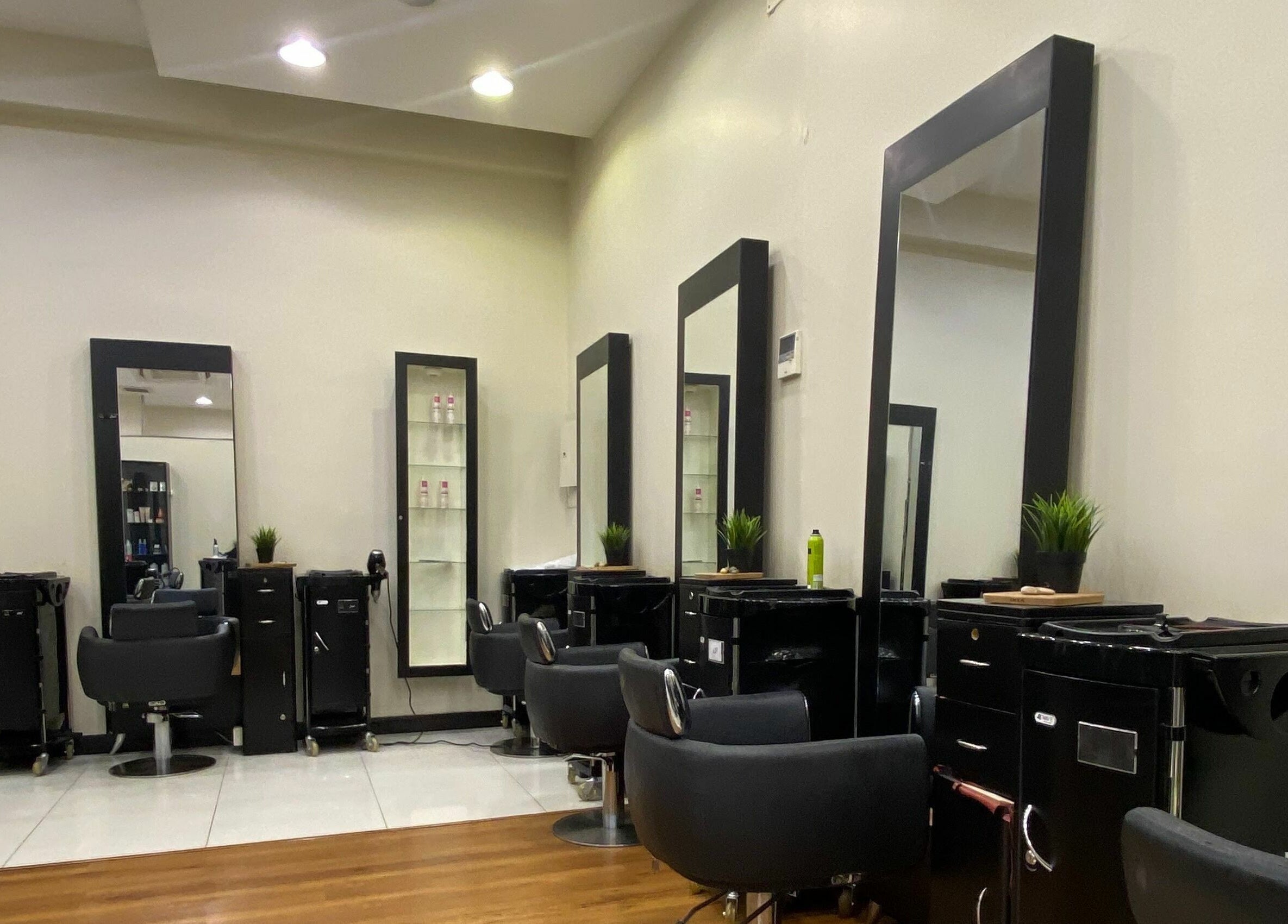 Modern styling stations at Senyourah Salon Al Routha الروضة, Riyadh, Riyadh Province, SA.