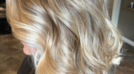 Gorgeous blonde hair waves at Narimane Kanaan, Ottawa, Ontario, CA, showcasing professional styling.