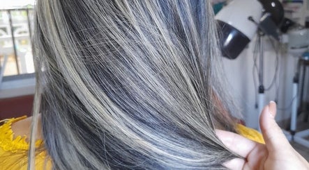 Close-up of grey hair highlights at Beauty by Pascalle, Paramaribo, Paramaribo, SR.