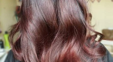 Elegant wavy hairstyle at Beauty by Pascalle, Paramaribo, Paramaribo, SR. Perfect for a sophisticated look.