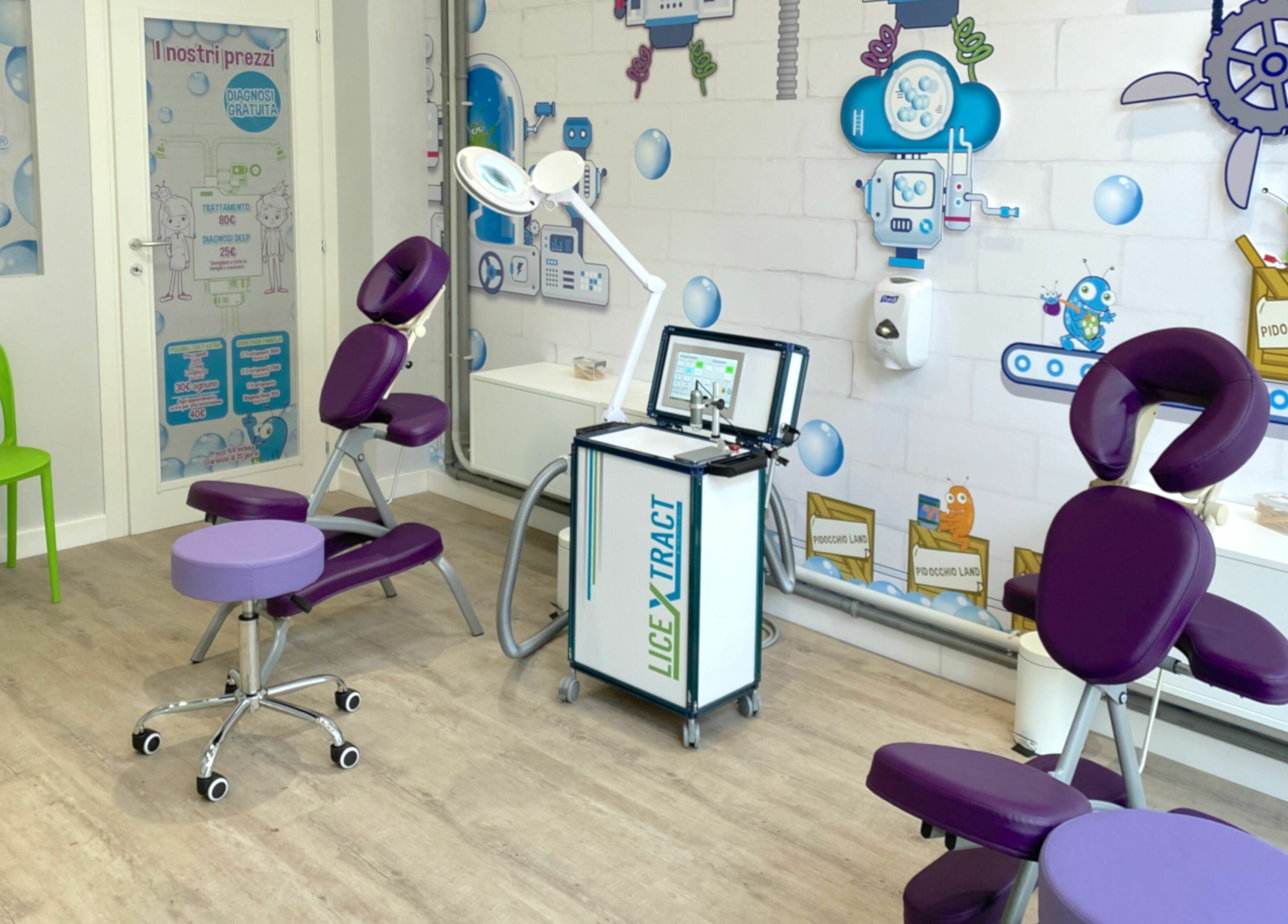 Interno di Gogo Pidocchio - Firenze con sedie colorate e decorazioni vivaci a Firenze, Toscana, IT.