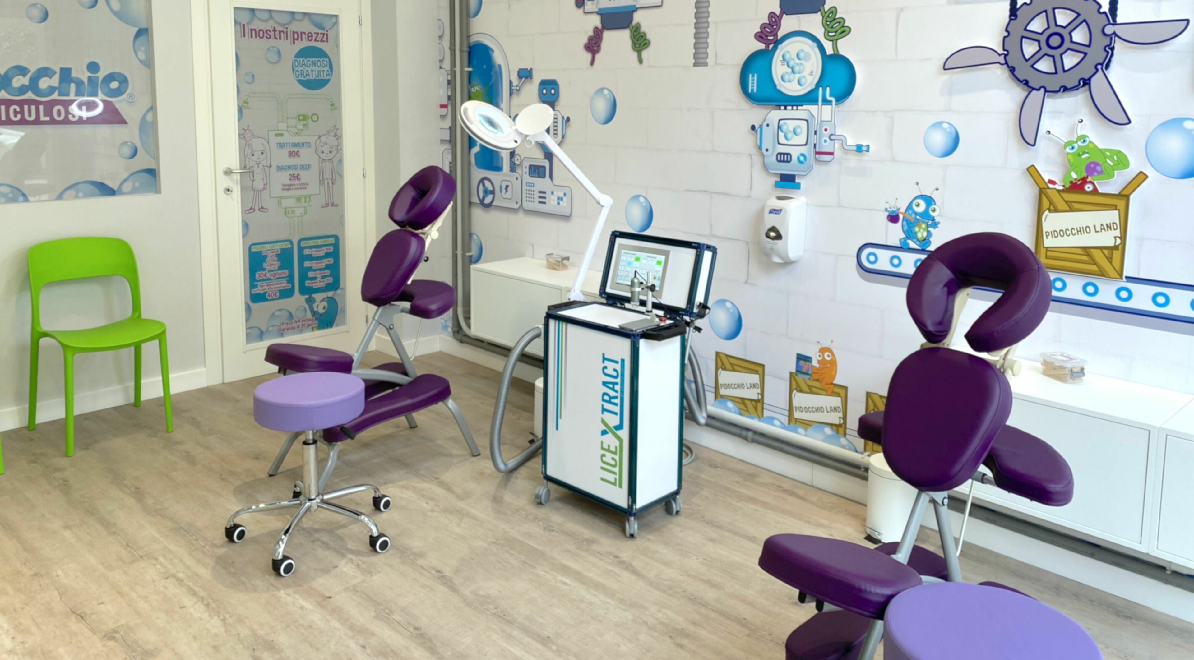 Interno di Gogo Pidocchio - Firenze con sedie colorate e decorazioni vivaci a Firenze, Toscana, IT.