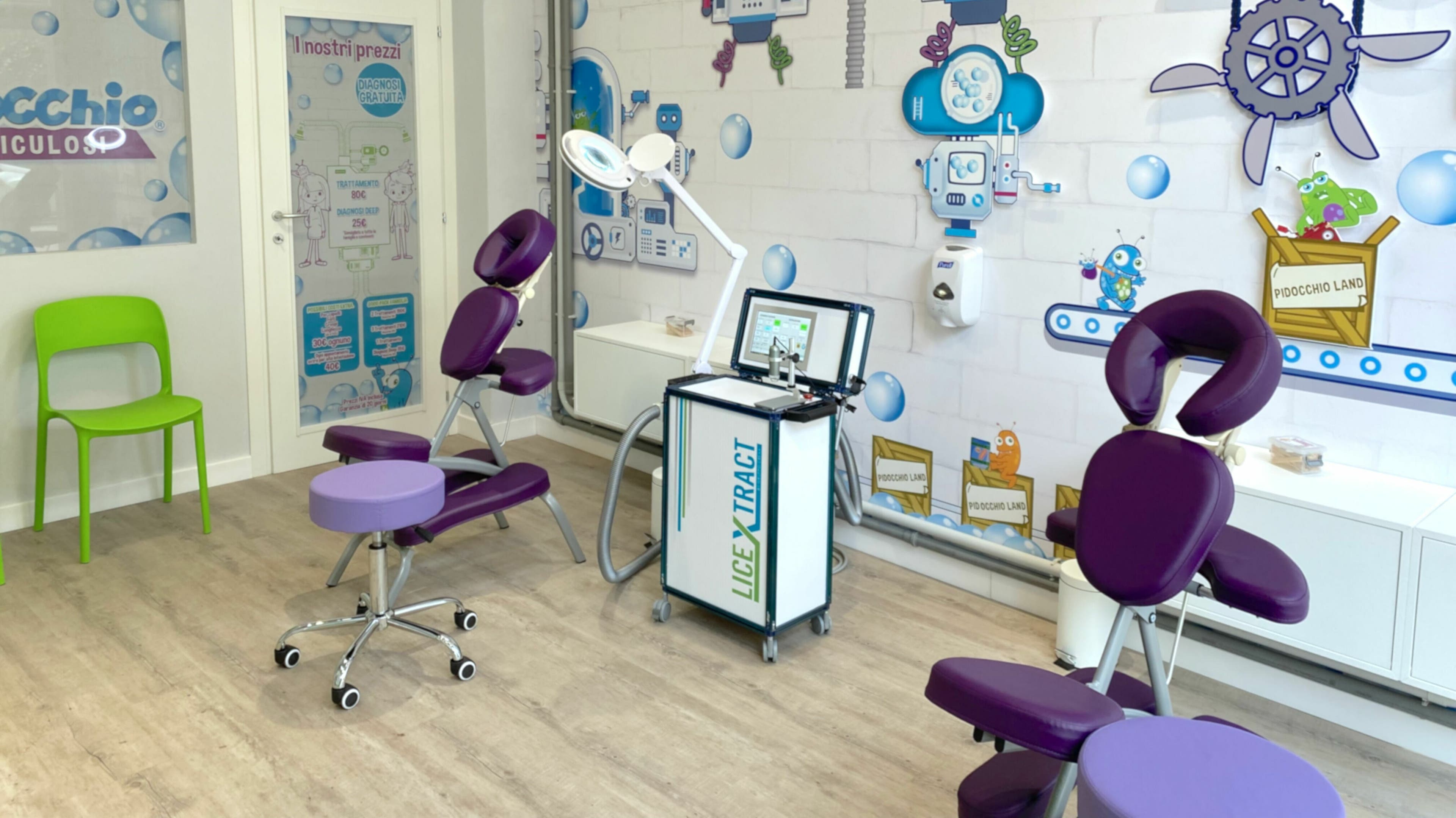 Interno di Gogo Pidocchio - Firenze con sedie colorate e decorazioni vivaci a Firenze, Toscana, IT.