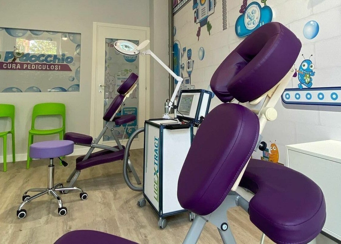 Interno di Gogo Pidocchio - Firenze con sedie verdi e attrezzature moderne a Firenze, Toscana, IT.