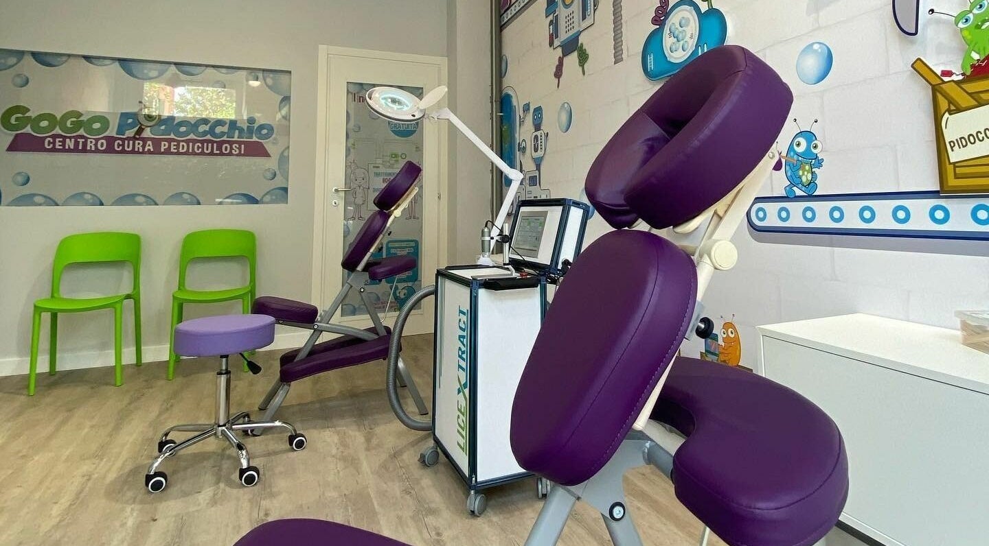 Interno di Gogo Pidocchio - Firenze con sedie verdi e attrezzature moderne a Firenze, Toscana, IT.