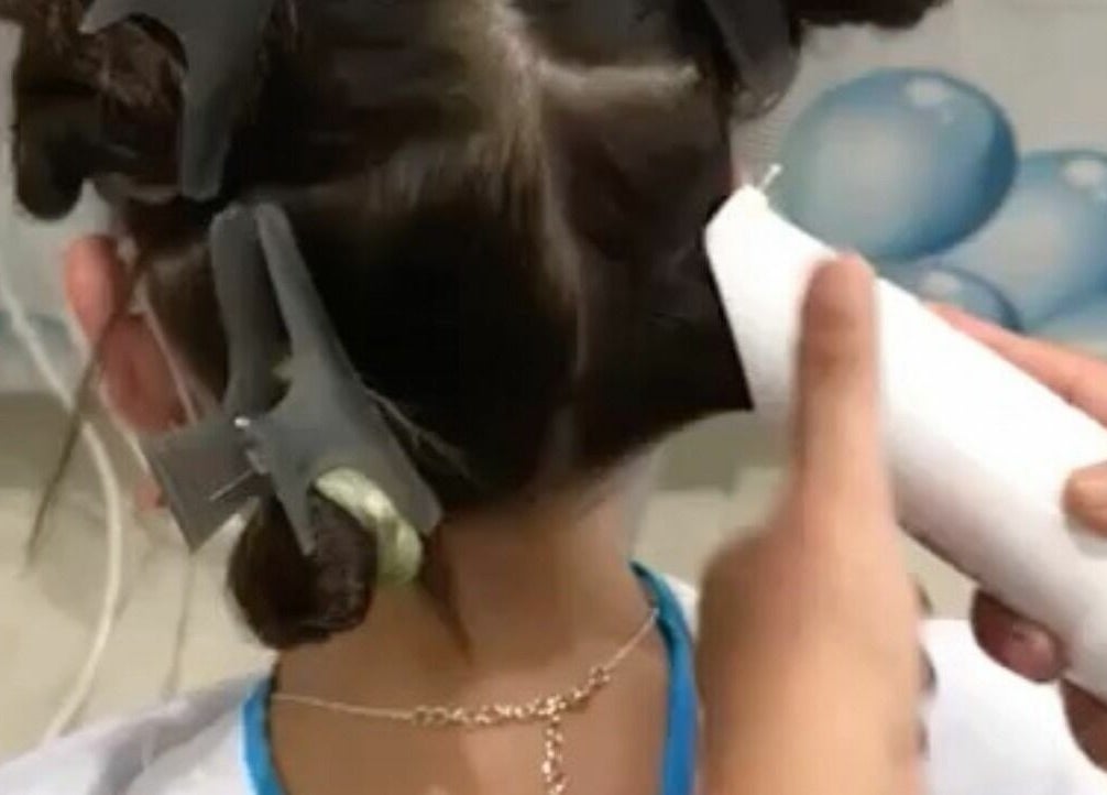 Trattamento capelli in corso presso Gogo Pidocchio - Firenze, Firenze, Toscana, IT con cura esperta.