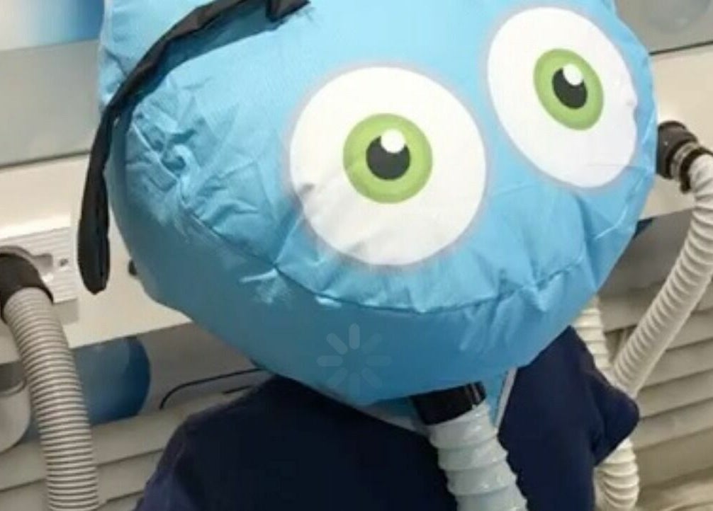 Dispositivo ricreativo a forma di testa blu con occhi grandi presso Gogo Pidocchio - Firenze, Toscana, IT.