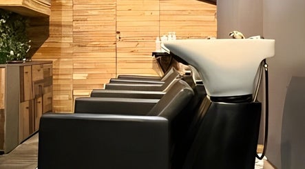 Modern shampoo stations at Megy’s Hair Studio, London, England, GB. Stylishly designed for comfort and elegance.