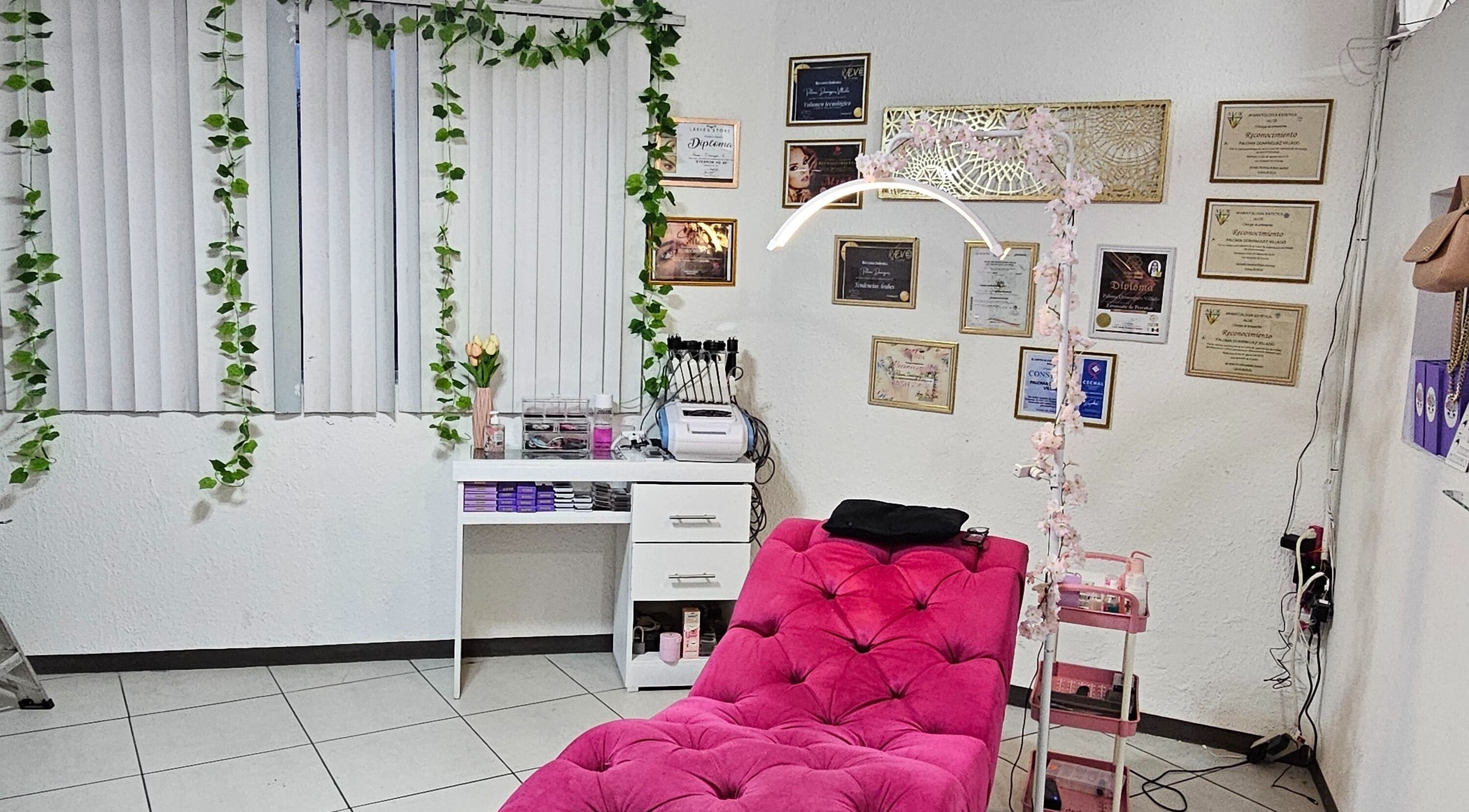 Sala de belleza en Fabulash By Paloma, Juárez, Chihuahua, MX con decoración acogedora y diván rosa.