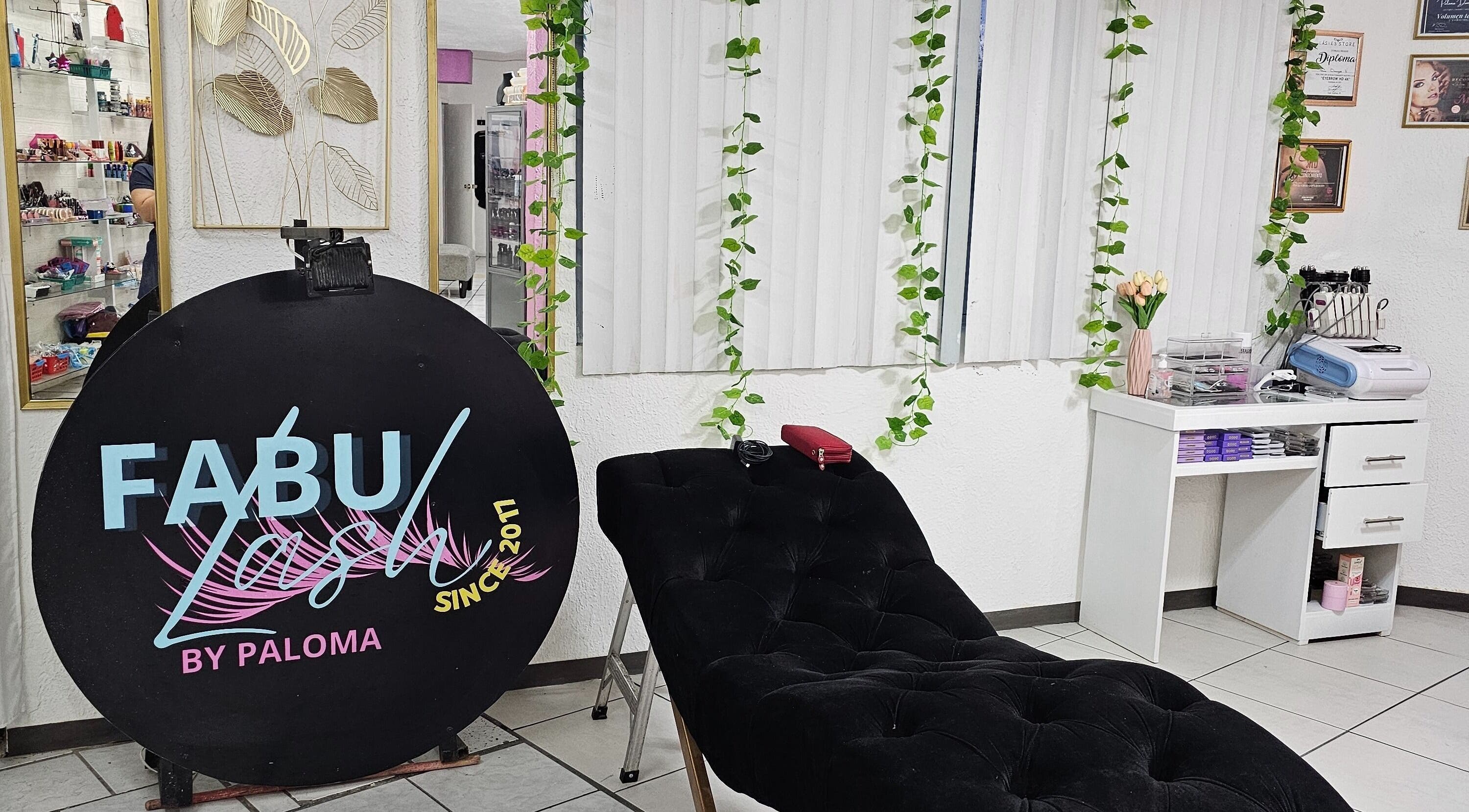 Interior de Fabulash By Paloma en Juárez, Chihuahua, MX con sofá negro y decoración moderna.