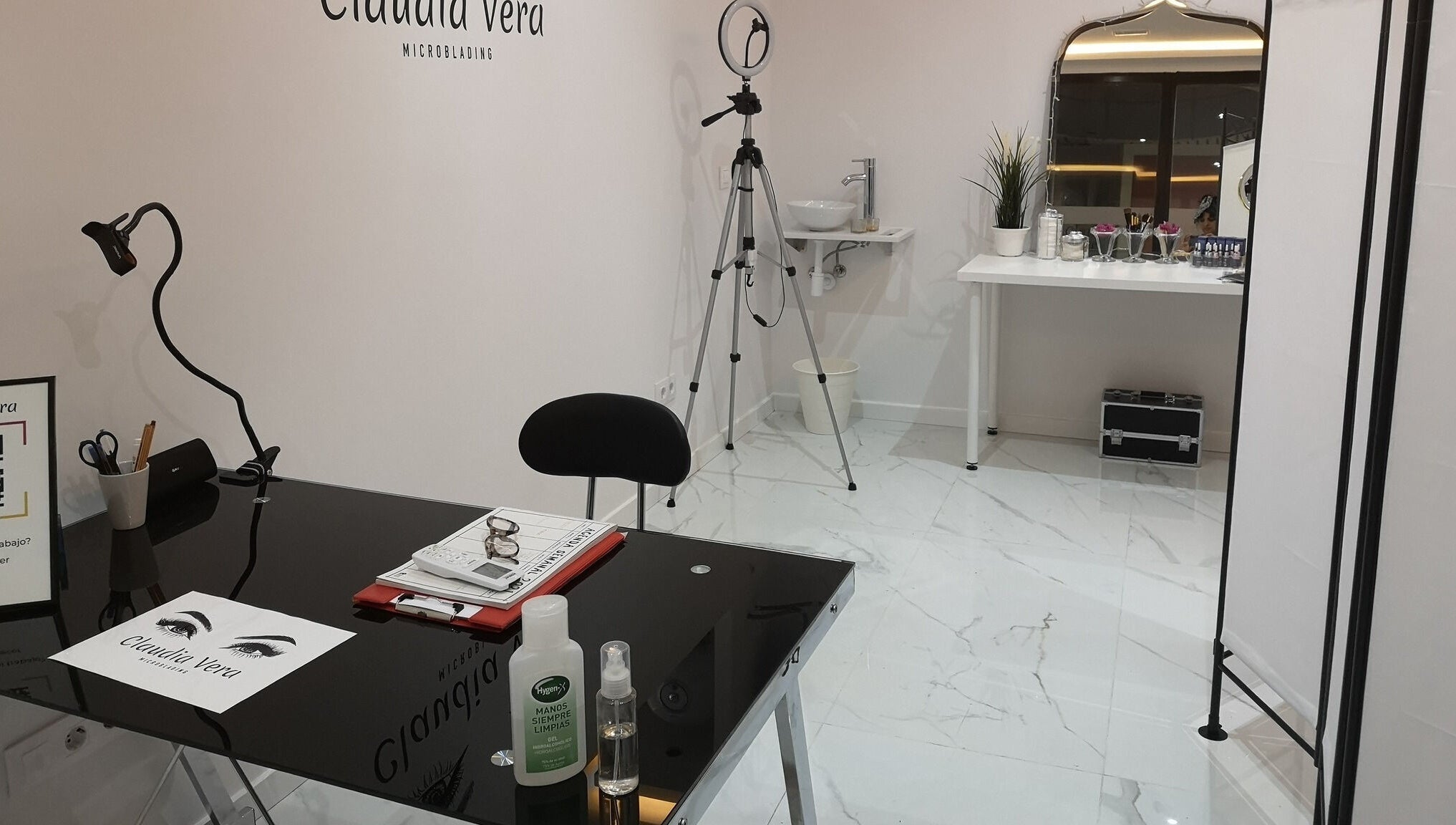 Sala moderna de Claudia Vera - Microblading, Micropigmentacion & Beauty en Majadahonda, Comunidad de Madrid, ES.