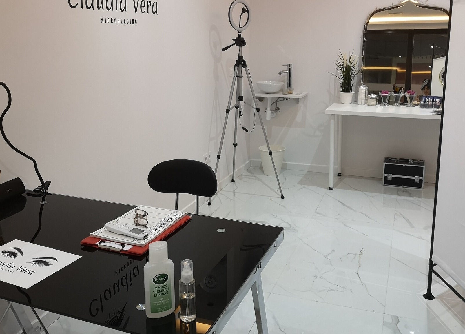 Sala moderna de Claudia Vera - Microblading, Micropigmentacion & Beauty en Majadahonda, Comunidad de Madrid, ES.
