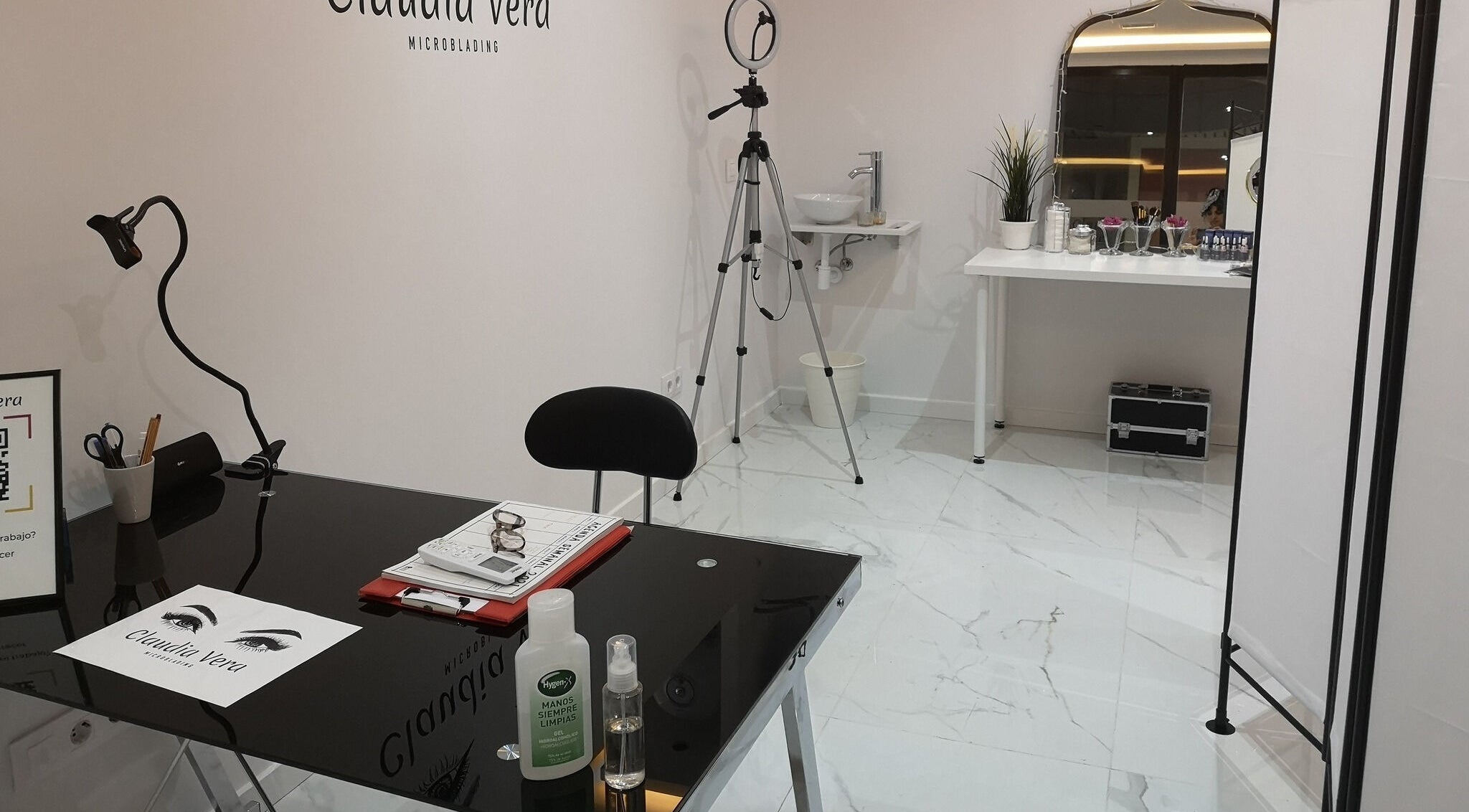 Sala moderna de Claudia Vera - Microblading, Micropigmentacion & Beauty en Majadahonda, Comunidad de Madrid, ES.