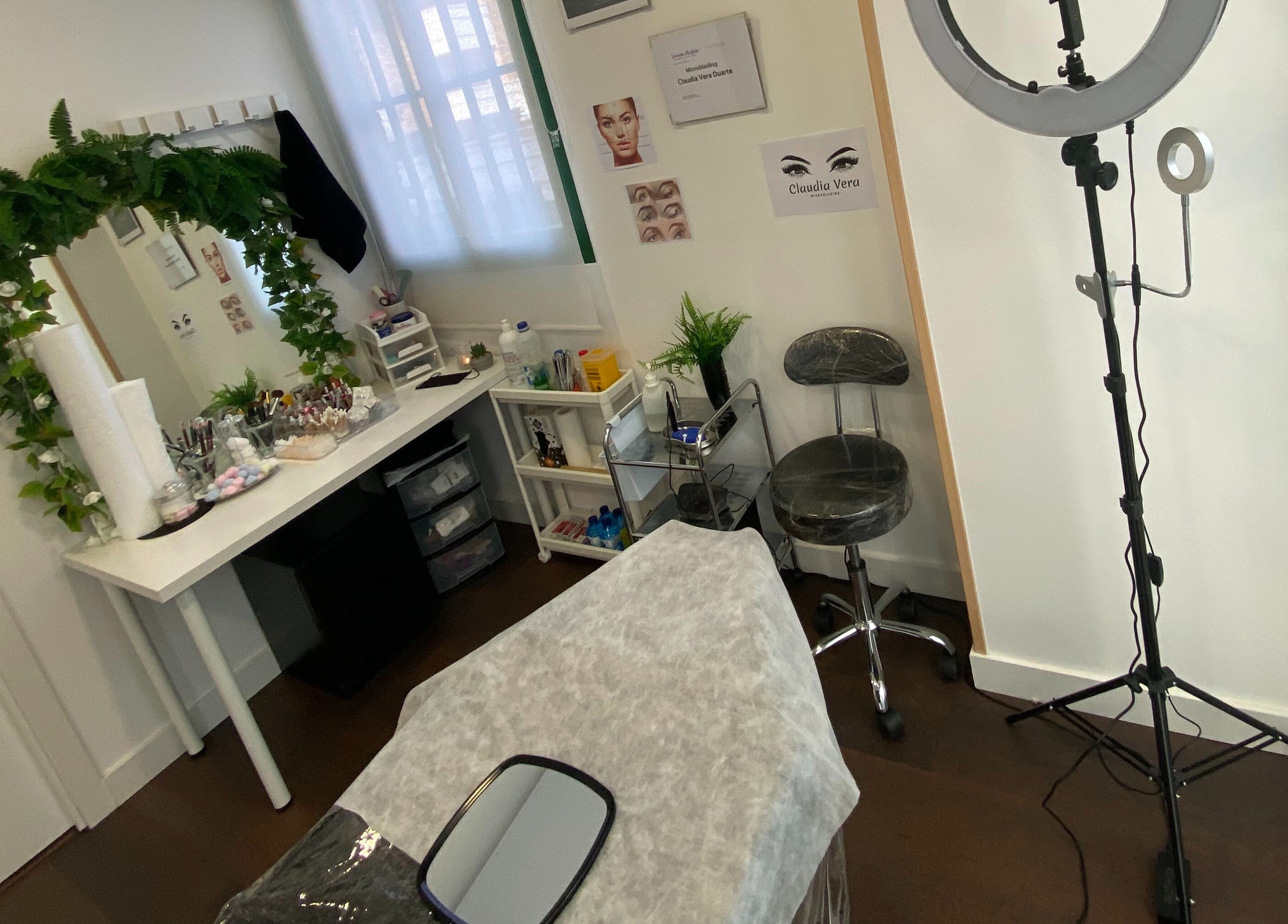 Sala elegante de Claudia Vera - Microblading, Micropigmentacion & Beauty en Majadahonda, Comunidad de Madrid, ES.