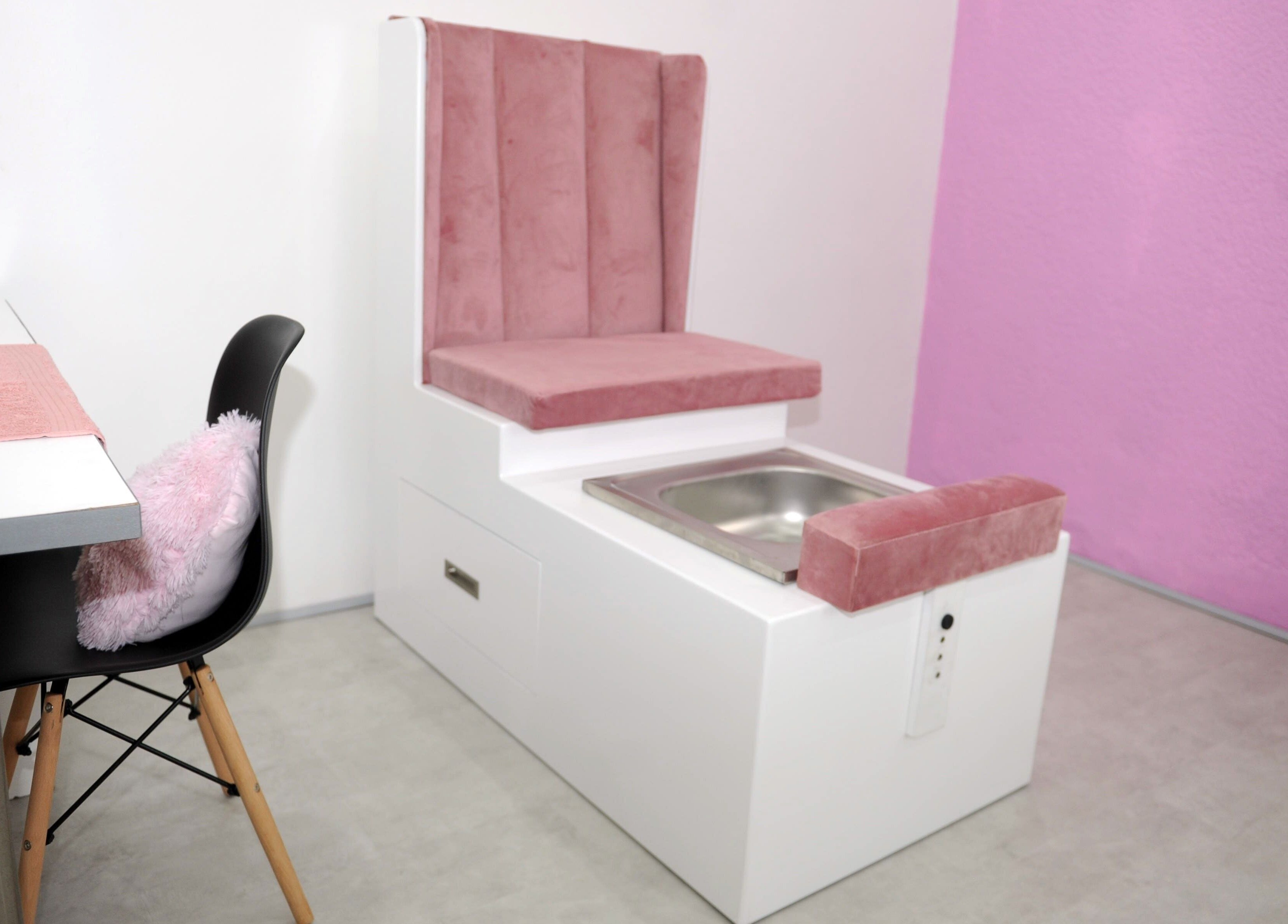 Luxury pedicure chair at Clawed by the Miracle in Gqeberha, Eastern Cape, ZA with pink accents.