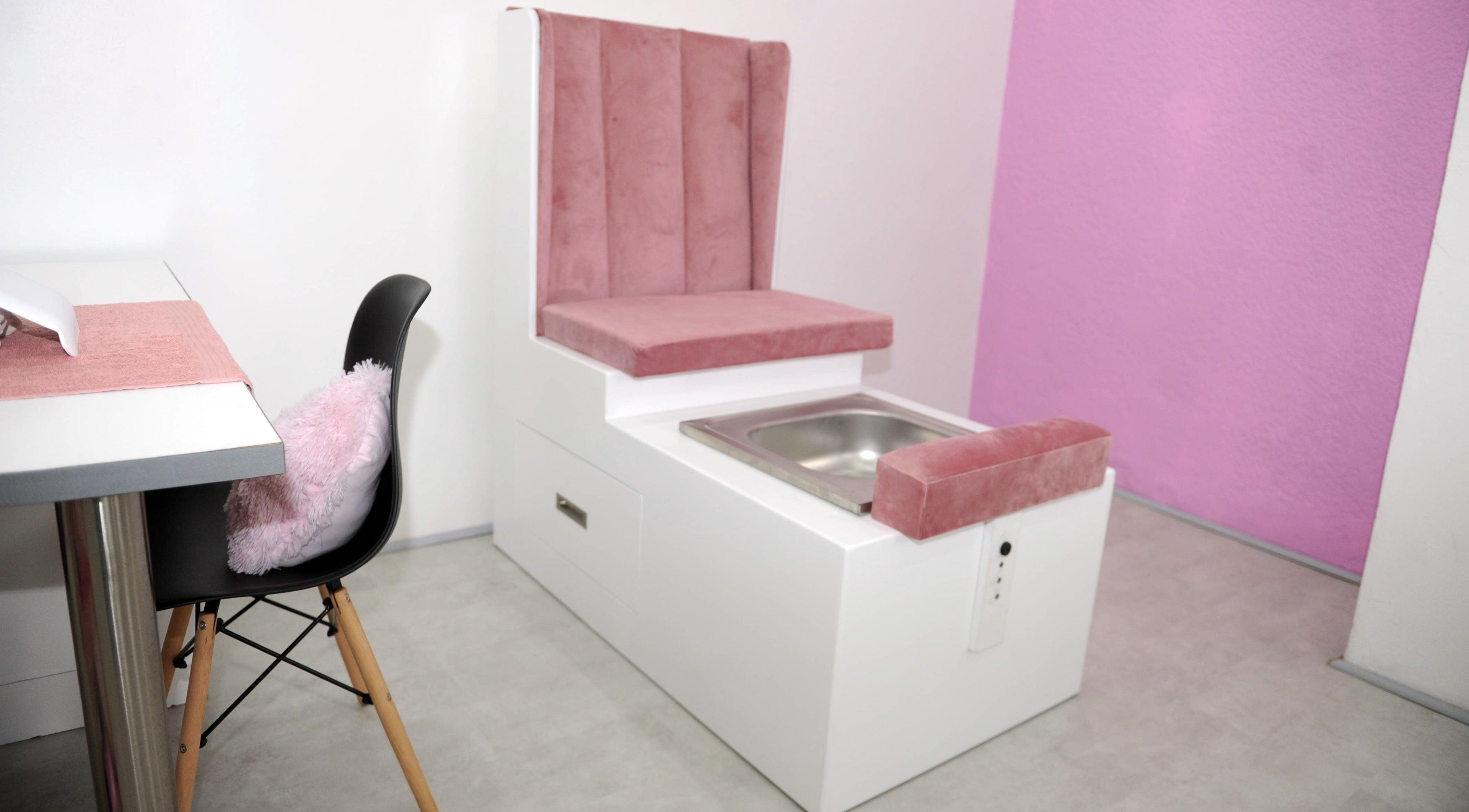 Luxury pedicure chair at Clawed by the Miracle in Gqeberha, Eastern Cape, ZA with pink accents.