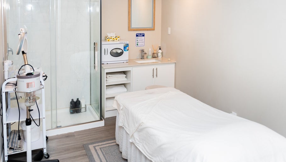 Relaxing spa room at Oakspa Wellness Inc. in Markham, Ontario, CA with massage bed and essential equipment.
