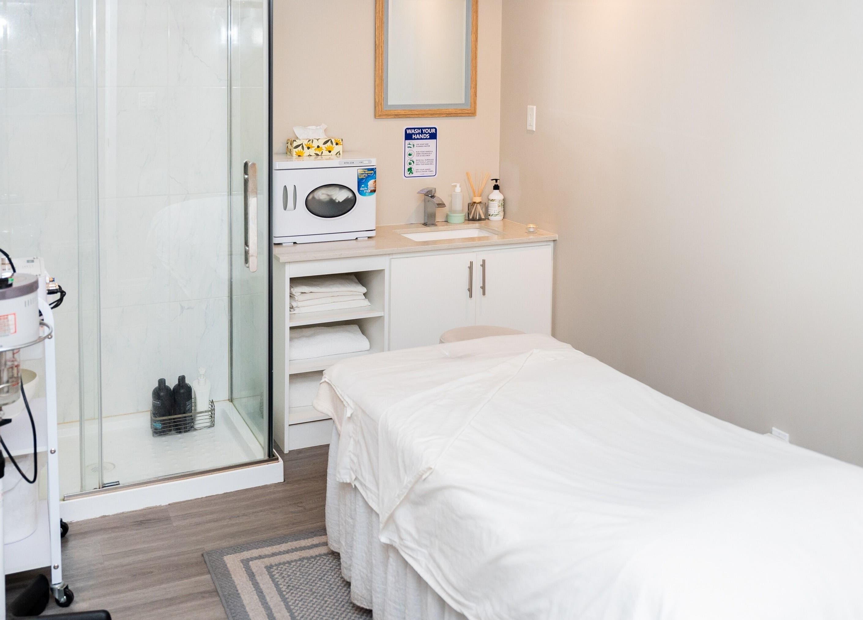 Tranquil treatment room at Oakspa Wellness Inc., Markham, Ontario, CA, featuring a cozy bed and modern amenities.