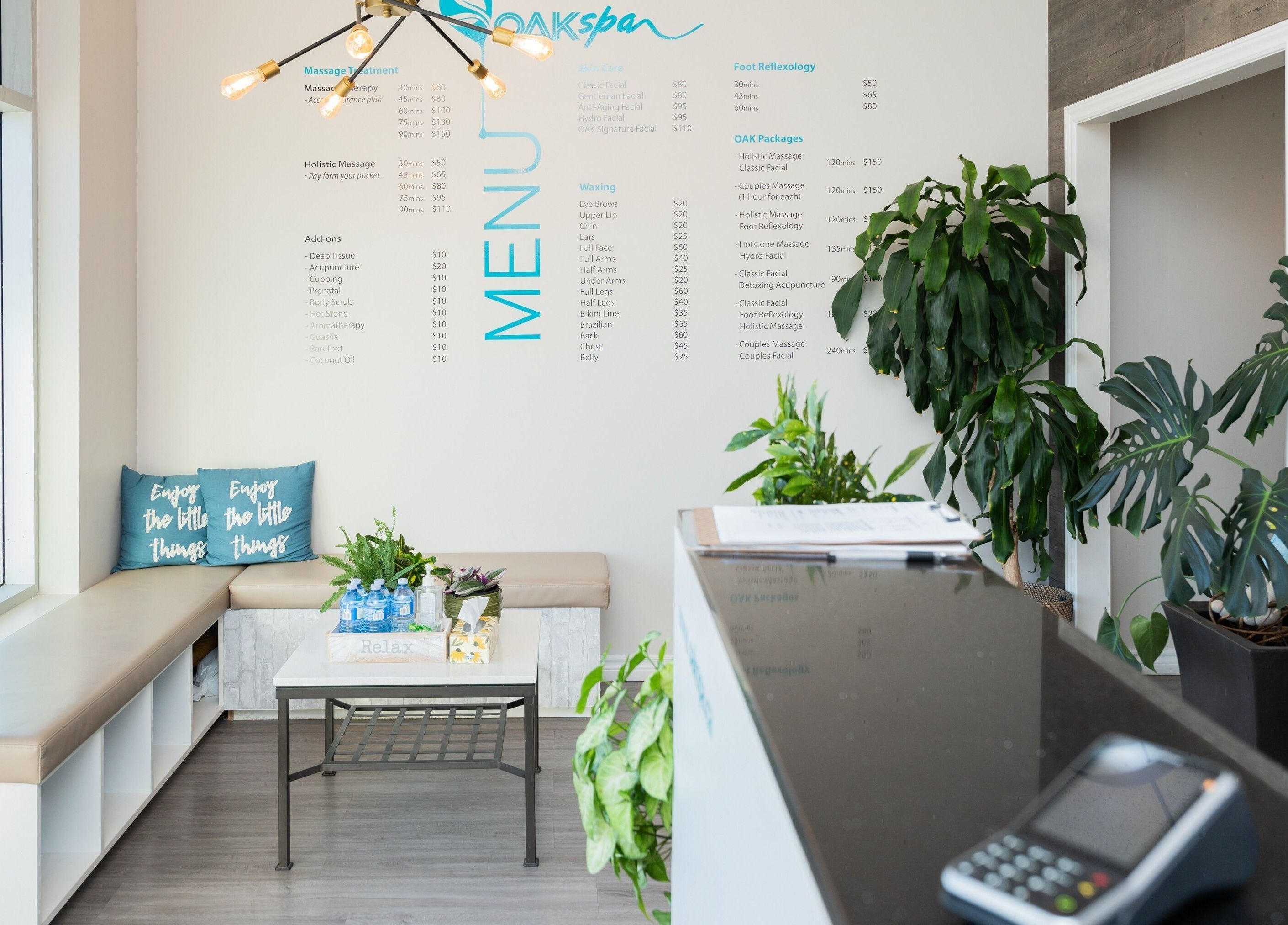Oakspa Wellness Inc. reception area in Markham, Ontario, CA, featuring cozy seating and a lush green plant.
