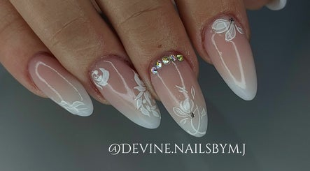 Devine Nails by M J billede 2