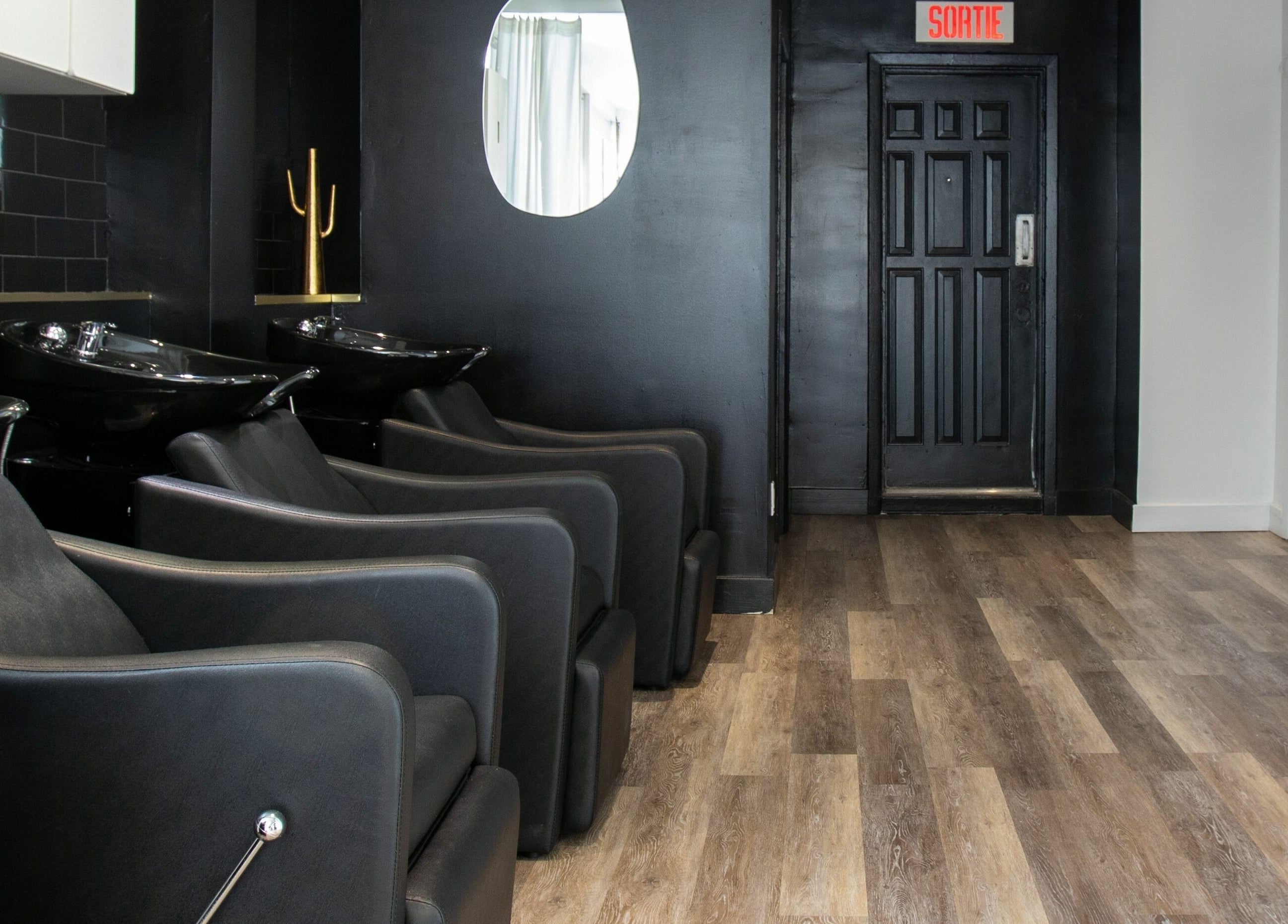 Les fauteuils de lavage modernes du Salon Glam Ô Naturel à Montréal, Québec, CA.