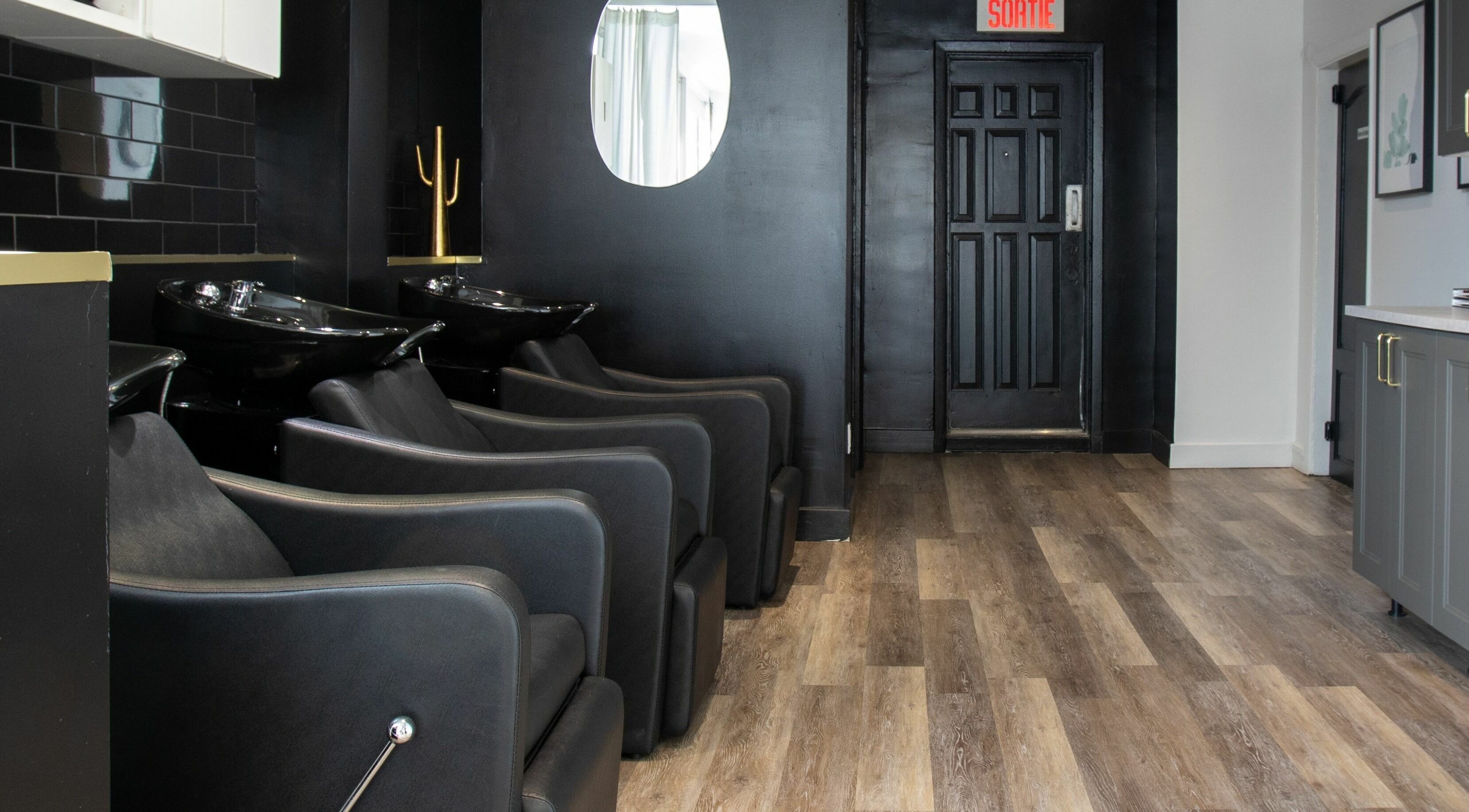 Les fauteuils de lavage modernes du Salon Glam Ô Naturel à Montréal, Québec, CA.