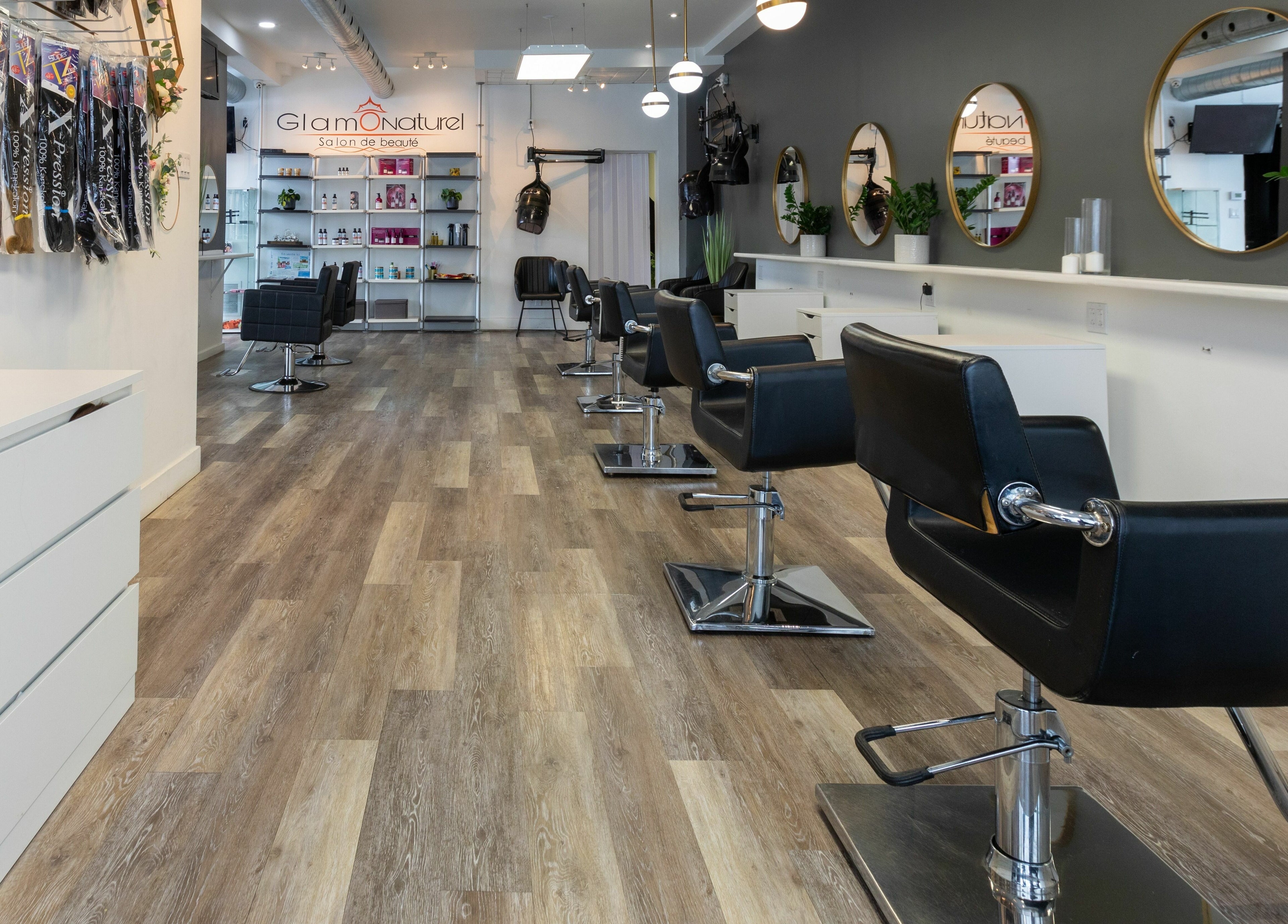 Intérieur moderne de Salon Glam Ô Naturel à Montréal, Québec, CA, avec chaises élégantes et miroirs.