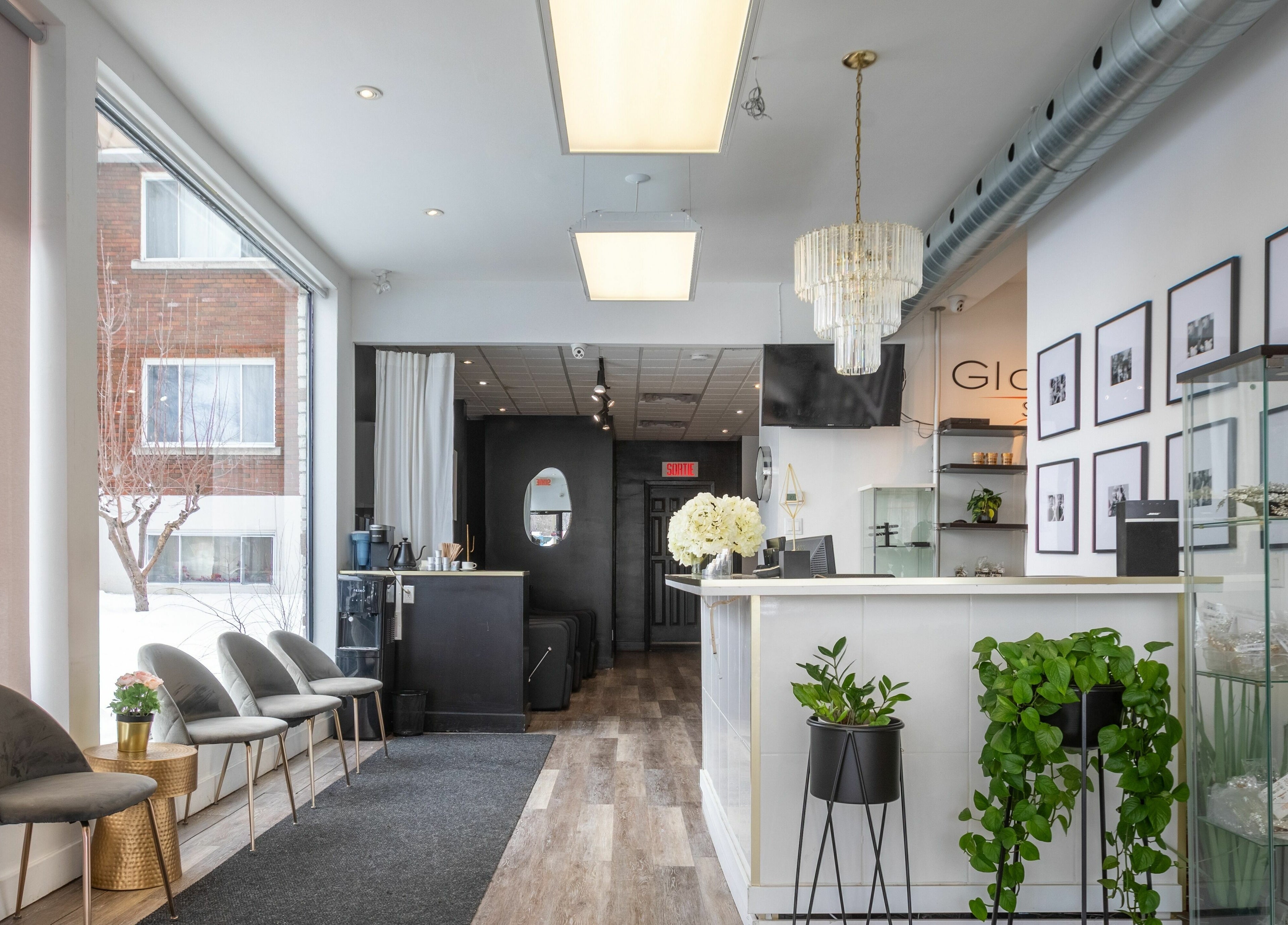 Intérieur de Salon Glam Ô Naturel à Montréal, Québec, CA, avec design moderne et végétation apaisante.