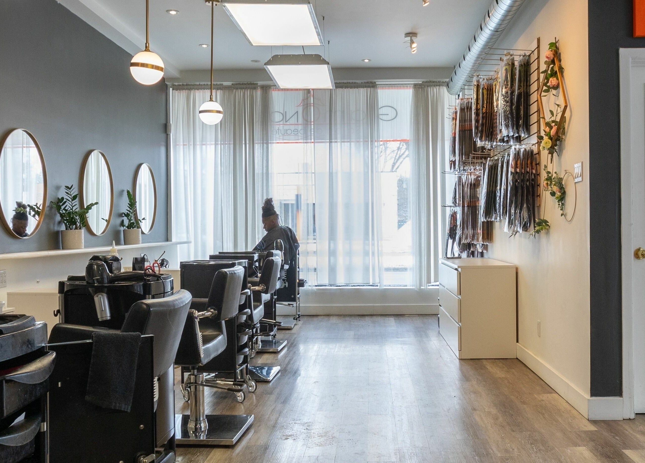 Intérieur élégant du Salon Glam Ô Naturel, Montréal, Québec, CA, avec miroir et fauteuils de coiffure.