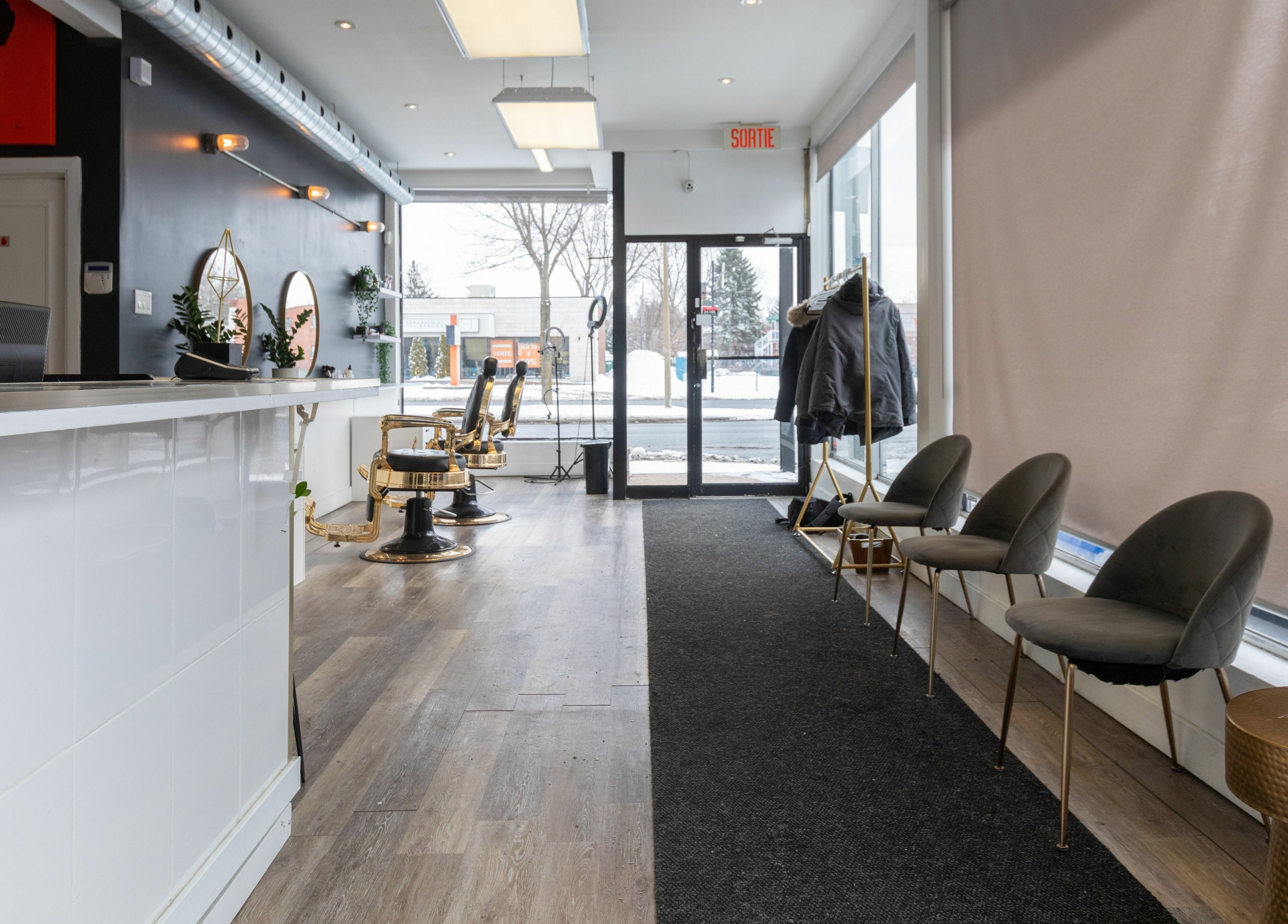 Intérieur moderne du Salon Glam Ô Naturel à Montréal, Québec, CA avec chaises dorées et décor élégant.
