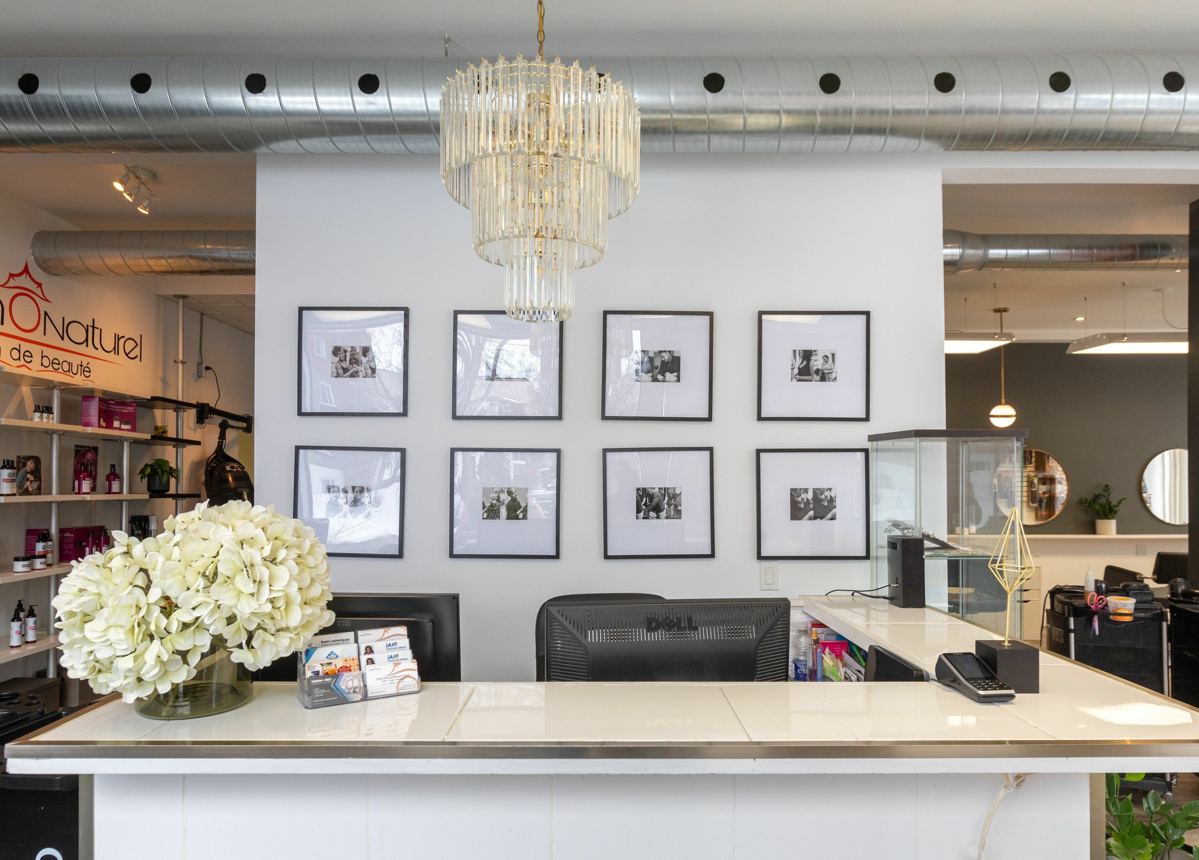 Réception chic du Salon Glam Ô Naturel à Montréal, Québec, CA avec décoration moderne et cadre accueillant.