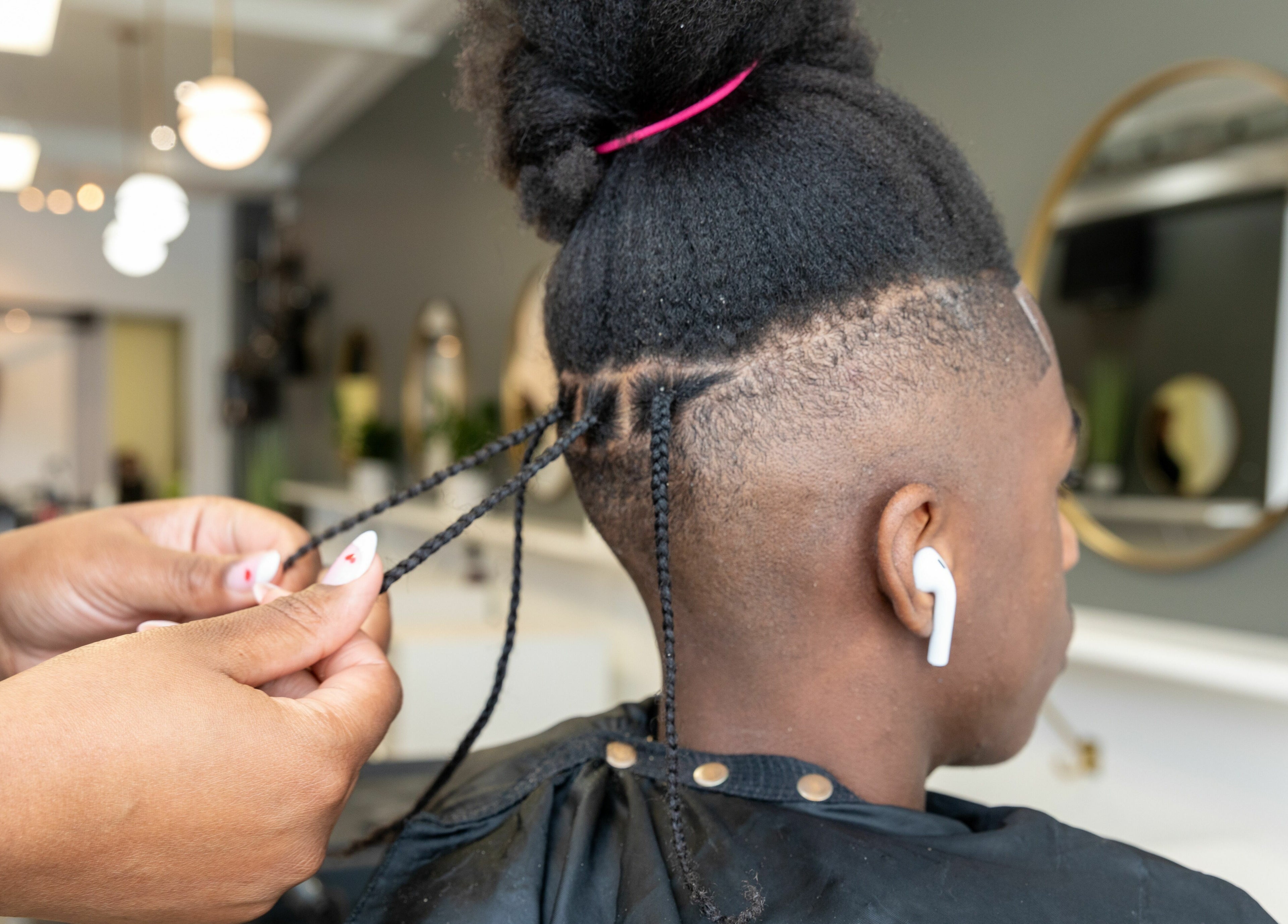 Coiffure de tresses en cours à Salon Glam Ô Naturel, Montréal, Québec, CA.