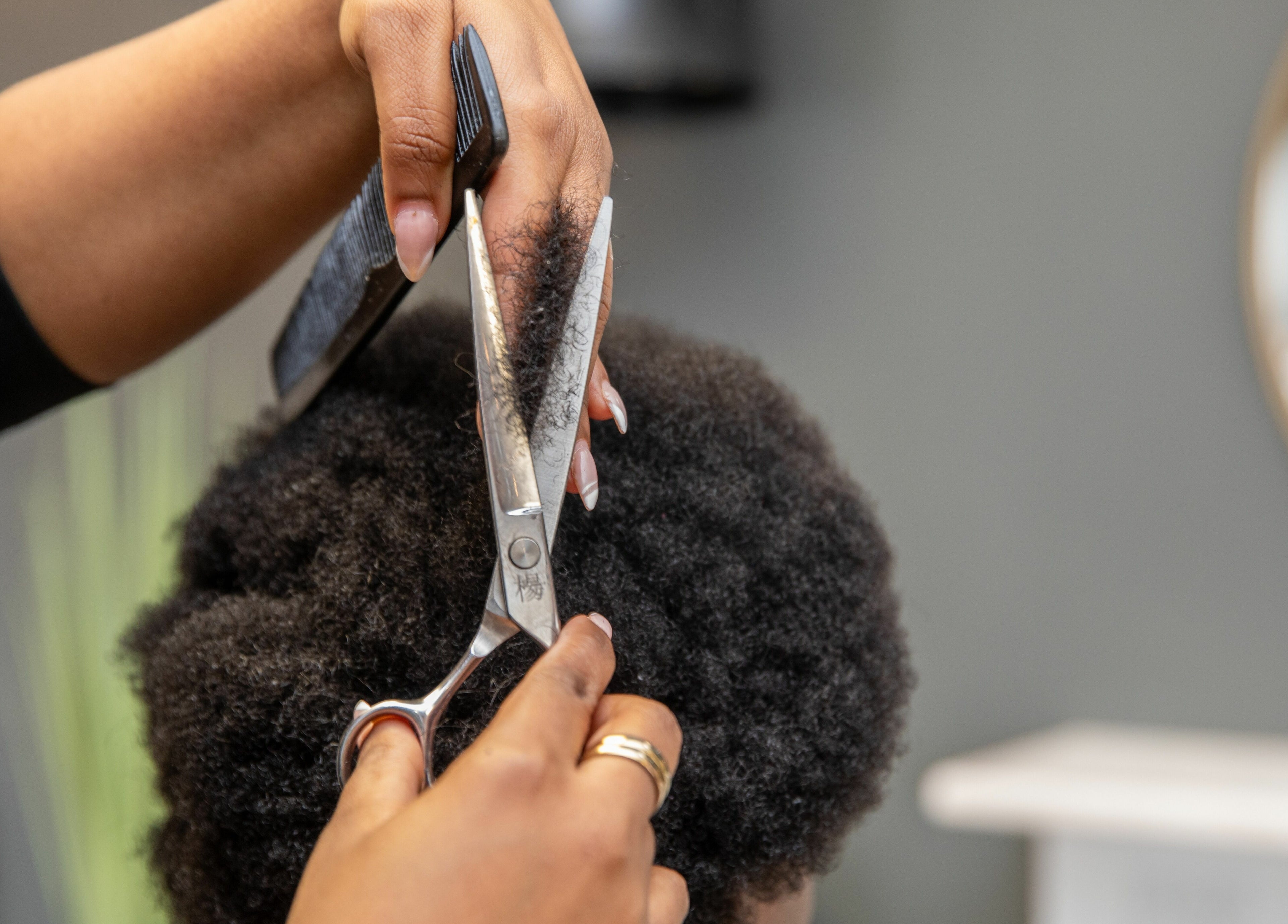 Coiffure en action au Salon Glam Ô Naturel, Montréal, Québec, CA. Professionnalisme et soin capillaire.