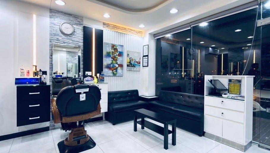 Modern interior of Kenchie Gents Salon Nahda 2 Branch in Dubai, AE with elegant seating and barber chair.