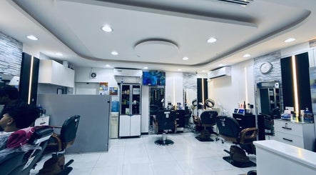 Modern interior of Kenchie Gents Salon Nahda 2 Branch in Dubai, AE featuring stylish barber chairs.