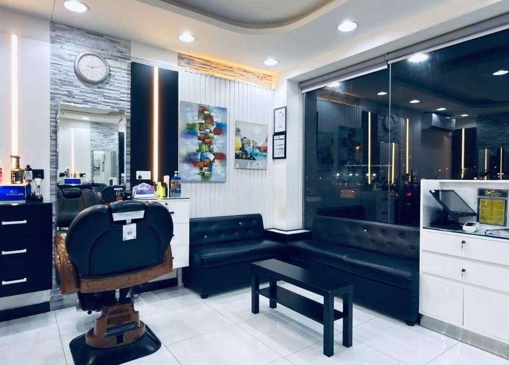 Modern interior of Kenchie Gents Salon Nahda 2 Branch in Dubai, AE, featuring sleek seating and barber station.
